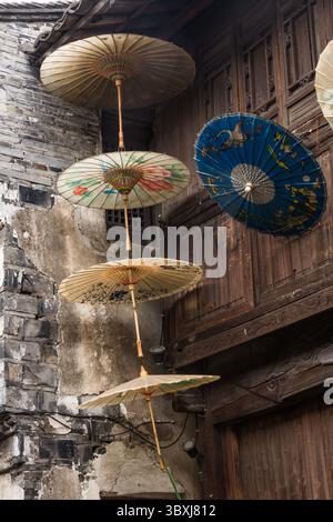 19 mai 2013, Wuzhen, province du Zhejiang, Chine : parasols colorés peints à la main sur un magasin dans la ville de Wuzhen, Chine. (Crédit image : © Jon G. Fuller/VW pics via ZUMA Press Wire) Banque D'Images