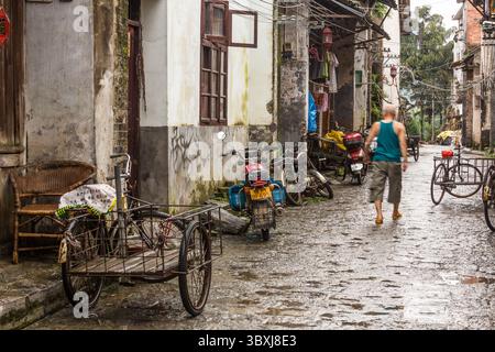28 mai 2013, Xingping, province de Shaanxi, Chine : un homme marche dans une rue étroite bordée de vélos et de motos à Xingping, Chine. (Crédit image : © Jon G. Fuller/VW pics via ZUMA Press Wire) Banque D'Images