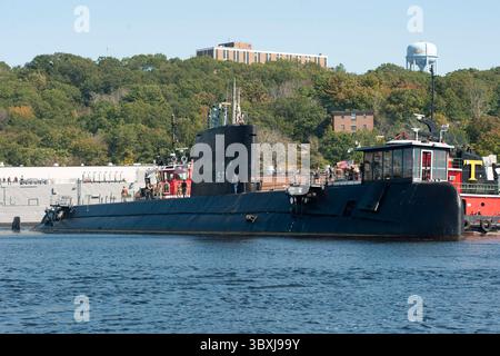 Le navire historique USS Nautilus de l'US Navy est déplacé en cale sèche à la base sous-marine New London le 15 octobre 2021 à Groton, Connecticut. Nautilus, premier sous-marin à propulsion nucléaire et pièce maîtresse actuelle du musée de la Force sous-marine, commencera un projet de préservation de 6 millions de dollars. (Crédit image : © John Narewski/U.S. Navy/via ZUMA Press Wire) Banque D'Images