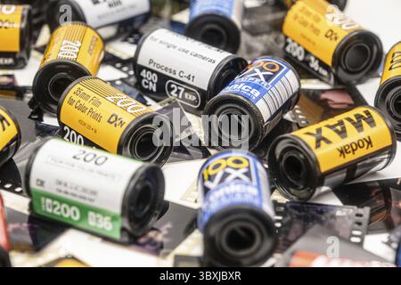 Sibiu, Roumanie - 07 avril 2024. Videz les cartouches de film 35 mm à partir de films développés avec d'anciennes bandes de film 35 mm Banque D'Images