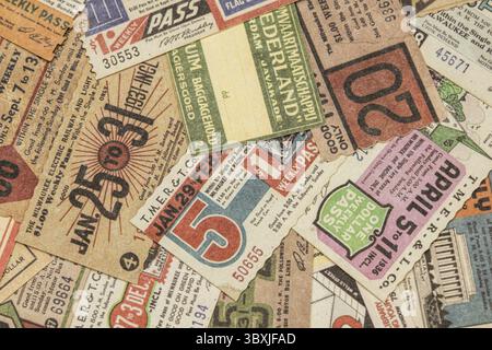 Billets vintage du monde entier, théâtre, cinéma, concerts, transport, cartes d'embarquement, cartes de réception d'hôtel et autres documents Banque D'Images