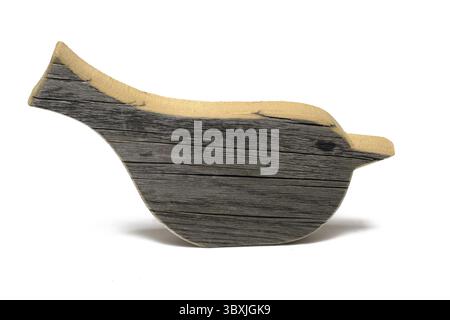 Gros plan de l'oiseau coupé de vieux bois de coups de soleil sur fond blanc comme décoration Banque D'Images