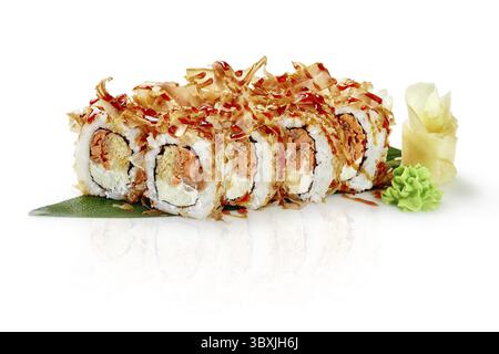 Des rouleaux de sushi fraîchement préparés, composés de saumon fumé, de fromage à la crème et de flocons de bonite, sont servis sur fond blanc avec wasabi et gari Banque D'Images