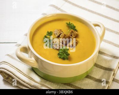 Soupe de citrouille d'automne maison avec croûtons, vue de dessus Banque D'Images