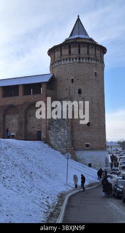 Kolomna, région de Moscou- 04 janvier 2025 : tour historique en briques du Kremlin Kolomna en hiver avec des visiteurs et un paysage enneigé Banque D'Images