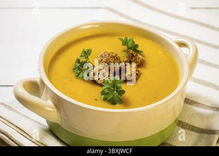 Soupe de citrouille d'automne maison avec croûtons, vue de dessus Banque D'Images