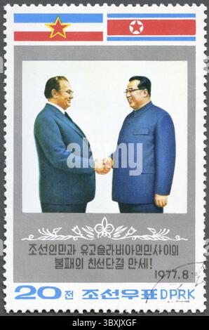 CORÉE - VERS 1977 : un timbre imprimé en Corée montre Kim il-sung et Josip Broz Tito, visite du président Tito de Yougoslavie, vers 1977 Banque D'Images