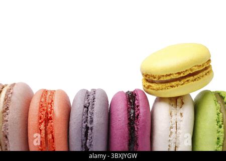 Macarons français colorés isolés sur fond blanc Banque D'Images