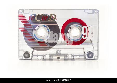Cassette audio - une ancienne cassette audio compacte vintage isolée sur fond blanc Banque D'Images