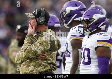 7 novembre 2021, Baltimore, MD, États-Unis : Mike Zimmer, entraîneur-chef des Vikings du Minnesota, regarde les Ravens de Baltimore égaliser le match dans le quatrième quart dimanche 7 novembre 2021 au M&T Bank Stadium de Baltimore. (Crédit image : © Anthony souffle/TNS via ZUMA Press Wire/TNS via ZUMA Press Wire) Banque D'Images