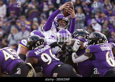 7 novembre 2021, Baltimore, MD, États-Unis : le quarterback des Vikings du Minnesota Kirk cousins (8) plonge dans la zone finale pour un touchdown au deuxième quart-temps contre les Ravens de Baltimore dimanche 7 novembre 2021 au M&T Bank Stadium de Baltimore. (Crédit image : © Anthony souffle/TNS via ZUMA Press Wire/TNS via ZUMA Press Wire) Banque D'Images