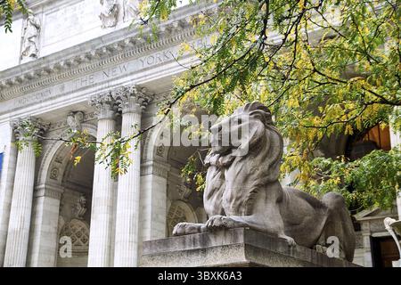 New York, NY, Etats-Unis - 14 octobre 2017 : la sculpture du lion aux marches de la bibliothèque publique de New York - édifice Stephen A. Schwarzman sur 5th Avenue Banque D'Images