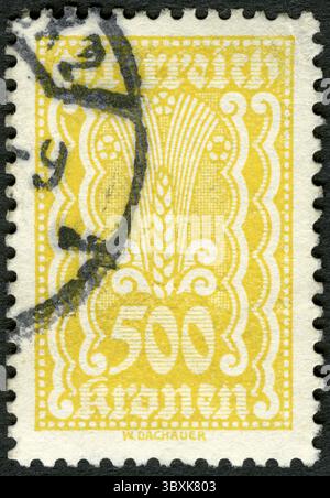AUTRICHE - VERS 1922 : un timbre imprimé en Autriche montre symboles de l'agriculture, vers 1922 Banque D'Images