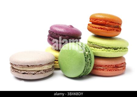 Macarons français colorés sur fond blanc Banque D'Images