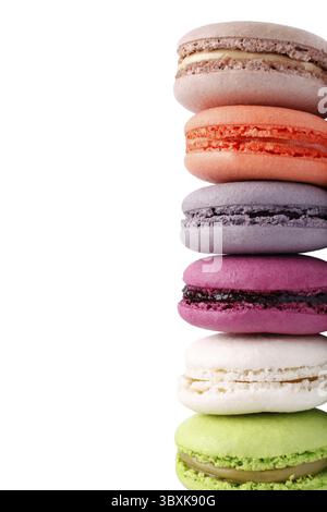 Macarons français colorés isolés sur fond blanc Banque D'Images