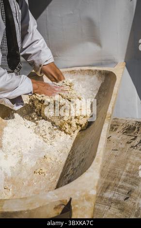 Sibiu City, Roumanie - 25 août 2019. Un homme pétrissant de la pâte pour le pain au Festival médiéval traditionnel 2019 à Big Square de Sibiu, Roumanie Banque D'Images