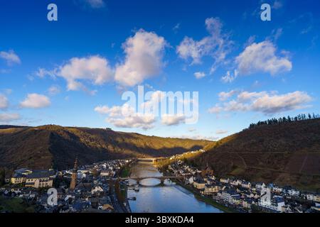 Coucher de soleil sur Cochem, Allemagne – vue sur le château au-dessus de la Moselle Riverside Town Banque D'Images