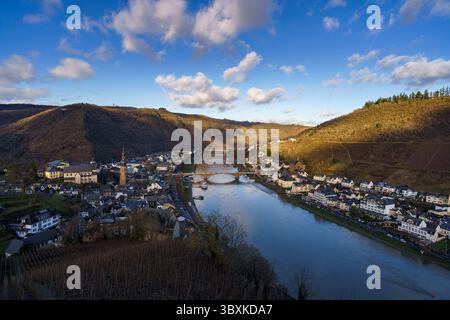 Coucher de soleil sur Cochem, Allemagne – vue sur le château au-dessus de la Moselle Riverside Town Banque D'Images