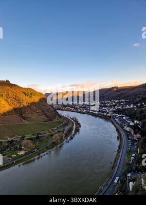 Coucher de soleil sur Cochem, Allemagne – vue sur le château au-dessus de la Moselle Riverside Town Banque D'Images