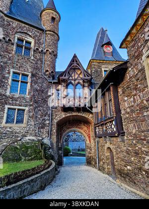 Coucher de soleil sur Cochem, Allemagne – vue sur le château au-dessus de la Moselle Riverside Town Banque D'Images