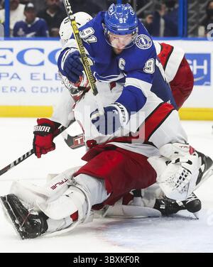 9 novembre 2021, Tampa, FL, États-Unis : Steven Stamkos (91) du Lightning de Tampa Bay entre en collision avec Ian Cole (28) des Hurricanes de Caroline alors qu'il tombe sur le gardien Frederik Andersen (31), tirant une pénalité pour ingérence de gardien, au cours de la troisième période à l'Amalie Arena le mardi 9 novembre 2021, à Tampa, Floride. (Crédit image : © Dirk Shadd/TNS via ZUMA Press Wire/TNS via ZUMA Press Wire) Banque D'Images