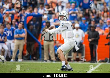13 novembre 2021 : le quarterback des Samford Bulldogs, Liam Welch (7 ans), lance à un coéquipier lors du match de football NCAA entre les Samford Bulldogs et les Florida Gators au Ben Hill Griffin Stadium de Gainesville, Floride. Jonathan Huff/CSM.(image de crédit : &copy ; Jonathan Huff/CSM via ZUMA Wire) Banque D'Images