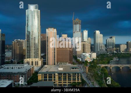 Ciel orageux au-dessus des gratte-ciel d'Austin Texas avec Rainey Street District sur la droite avec Ladybird Lake et Ann Richards Bridge. Banque D'Images