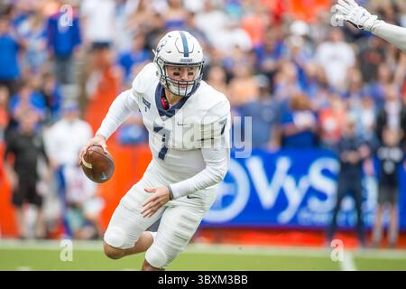13 novembre 2021 : le quarterback des Samford Bulldogs Liam Welch (7 ans) travaille dans la poche pendant le match de football NCAA entre les Samford Bulldogs et les Florida Gators au Ben Hill Griffin Stadium de Gainesville, Floride. Jonathan Huff/CSM.(image de crédit : &copy ; Jonathan Huff/CSM via ZUMA Wire) Banque D'Images