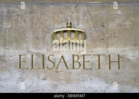 Bruxelles, Belgique, 2 avril 2019 - nommez Élisabeth avec une couronne sur le piédestal de la statue de la reine Élisabeth Ire, également connue sous le nom d'Élisabeth de Bavière Banque D'Images