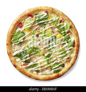 Délicieuse pizza César avec sauce au fromage à la crème, mozzarella, tranches de poulet fumé, tomates, œufs de caille, laitue romaine fraîche saupoudrée de g Banque D'Images