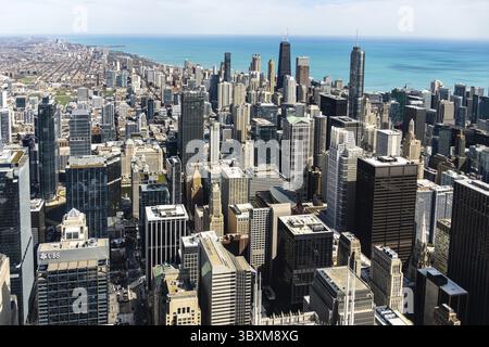 Chicago, États-Unis - 14 avril 2025 : vue aérienne du centre-ville de Chicago, mettant en valeur un paysage urbain avec des gratte-ciel modernes et le lac Michigan en arrière-plan Banque D'Images