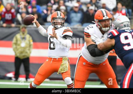14 novembre 2021 : le quarterback des Browns de Cleveland Baker Mayfield (6 ans) passe la balle lors du match de football NFL entre les Browns de Cleveland et les Patriots de la Nouvelle-Angleterre au Gillette Stadium, à Foxborough, Massachusetts. Les Patriotes battent les Browns 45-7. Eric Canha/CSM(image de crédit : &copy ; Eric Canha/CSM via ZUMA Wire) Banque D'Images