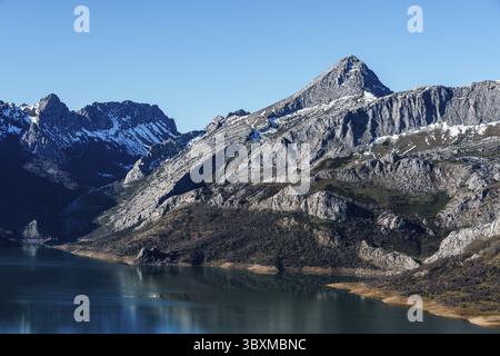 Une vue imprenable sur les montagnes enneigées reflétées dans un lac calme, créant un paysage serein Banque D'Images