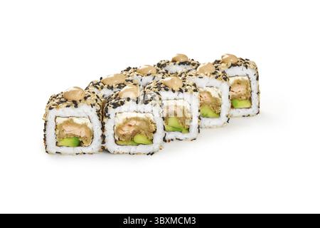 Rouleaux de sushi fourrés de saumon frit, d'avocat mou et de fromage à la crème, enrobés de mélange de sésame, assaisonnés de goutte de Mayo épicée, affichés isolés Banque D'Images