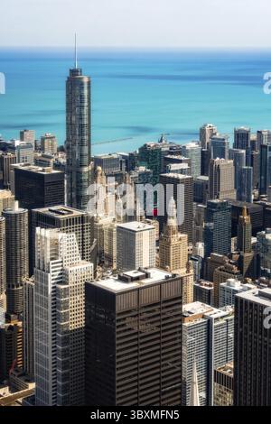 Chicago, États-Unis - 14 avril 2025 : vue aérienne du centre-ville de Chicago, mettant en valeur un paysage urbain avec des gratte-ciel modernes et le lac Michigan en arrière-plan Banque D'Images