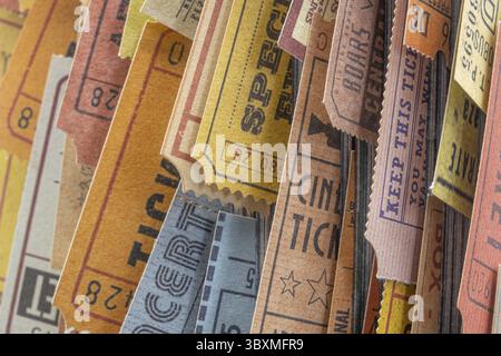 Vieux billets coincés entre les pages d'un magazine enroulé, vue rapprochée Banque D'Images