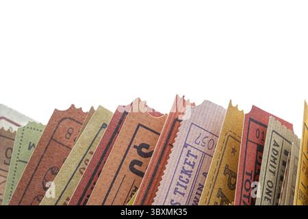 Vieux billets coincés entre les pages d'un magazine enroulé, vue rapprochée Banque D'Images