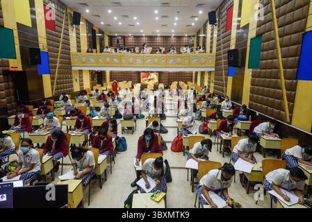 16 novembre 2021, Kolkata, Bengale occidental, Inde : des étudiants assistent à un examen alors que l'école rouvre après avoir été fermée pendant près de 2 ans en raison d'une pandémie , à Kolkata , Inde , le 16 novembre 2021 (image de crédit : © Debarchan Chatterjee/ZUMA Press Wire) Banque D'Images