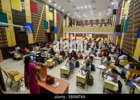 16 novembre 2021, Kolkata, Bengale occidental, Inde : des étudiants assistent à un examen alors que l'école rouvre après avoir été fermée pendant près de 2 ans en raison d'une pandémie , à Kolkata , Inde , le 16 novembre 2021 (image de crédit : © Debarchan Chatterjee/ZUMA Press Wire) Banque D'Images