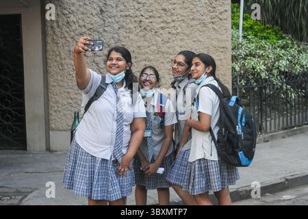 16 novembre 2021, Kolkata, Bengale occidental, Inde : les élèves prennent un selfie les uns avec les autres le premier jour de la réouverture de l'école, qui a été maintenue fermée pendant près de 2 ans. (Crédit image : © Debarchan Chatterjee/ZUMA Press Wire) Banque D'Images