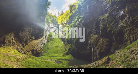 Macocha, république tchèque - 07 02 2019 : gorge de Macocha - Abysse de Macocha - Prolast Macocha. Gouffre dans le système des grottes moraves Karst Punkva. Voir fr Banque D'Images