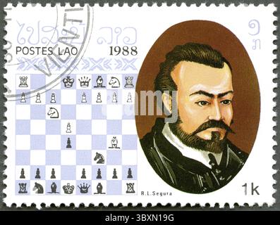 LAOS - VERS 1988 : un timbre imprimé au Laos, montre Rodrigo (Ruy) Lopez de Segura, champion d'échecs, vers 1988 Banque D'Images