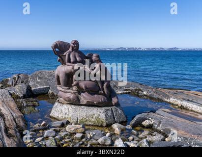 Nuuk, Groenland - 24 mai 2025 : statue de la déesse de la mer sur la côte du port colonial de Nuuk par l'artiste Christian Nuunu Rosing Banque D'Images