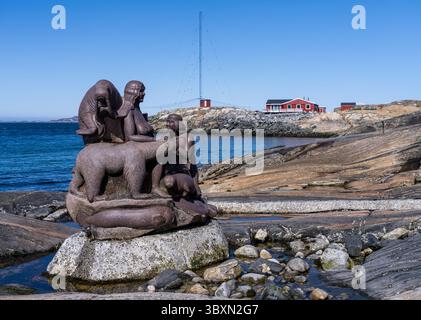 Nuuk, Groenland - 24 mai 2025 : statue de la déesse de la mer sur la côte du port colonial de Nuuk par l'artiste Christian Nuunu Rosing Banque D'Images
