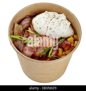 Tasse en carton avec ramen birria, soupe de nouilles avec tendre bœuf tiré, tranches de bacon frites, œuf poché, maïs, oignons servis dans un bouillon de viande garni d'esprit Banque D'Images