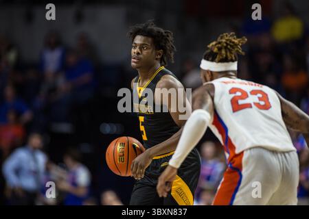18 novembre 2021 : Markeith Browning II (5), garde des Panthers de Milwaukee, lance l'attaque des Panthers lors du match de basket-ball NCAA entre les Panthers de Milwaukee et les Gators de Floride au Stephen C. O'Connell Center Gainesville, Floride. Jonathan Huff/CSM (image de crédit : &copy ; Jonathan Huff/CSM via ZUMA Wire) Banque D'Images