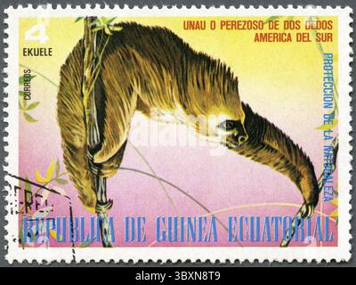 GUINÉE ÉQUATORIALE - VERS 1977 : un timbre imprimé en Guinée équatoriale, montre Sloth, série animaux sud-américains, vers 1977 Banque D'Images
