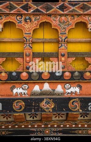 8 avril 2013, Tamchhog, district de Paro, Bhoutan : détail de l'art religieux bouddhiste peint sur le cadre de fenêtre d'une maison de ferme près de Paro, Bhoutan. (Crédit image : © Jon G. Fuller/VW pics via ZUMA Press Wire) Banque D'Images