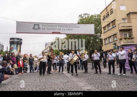 Sibiu City, Roumanie - 25 août 2021. Le Brass Band de Cozmesti se produisant au Festival international de théâtre de Sibiu à Sibiu, Roumanie Banque D'Images