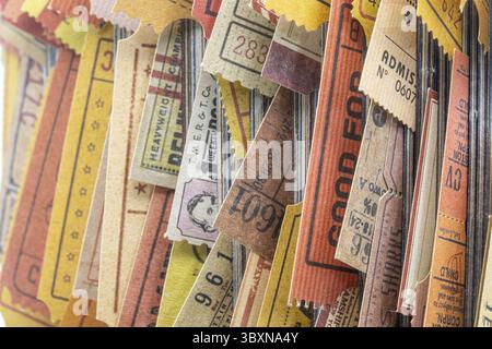 Vieux billets coincés entre les pages d'un magazine enroulé, vue rapprochée Banque D'Images